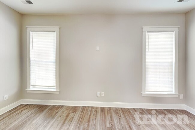 Building Photo - 6723 Dunton St