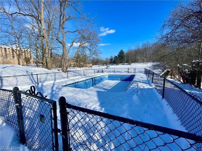 Foto del edificio - 250 Center Rd