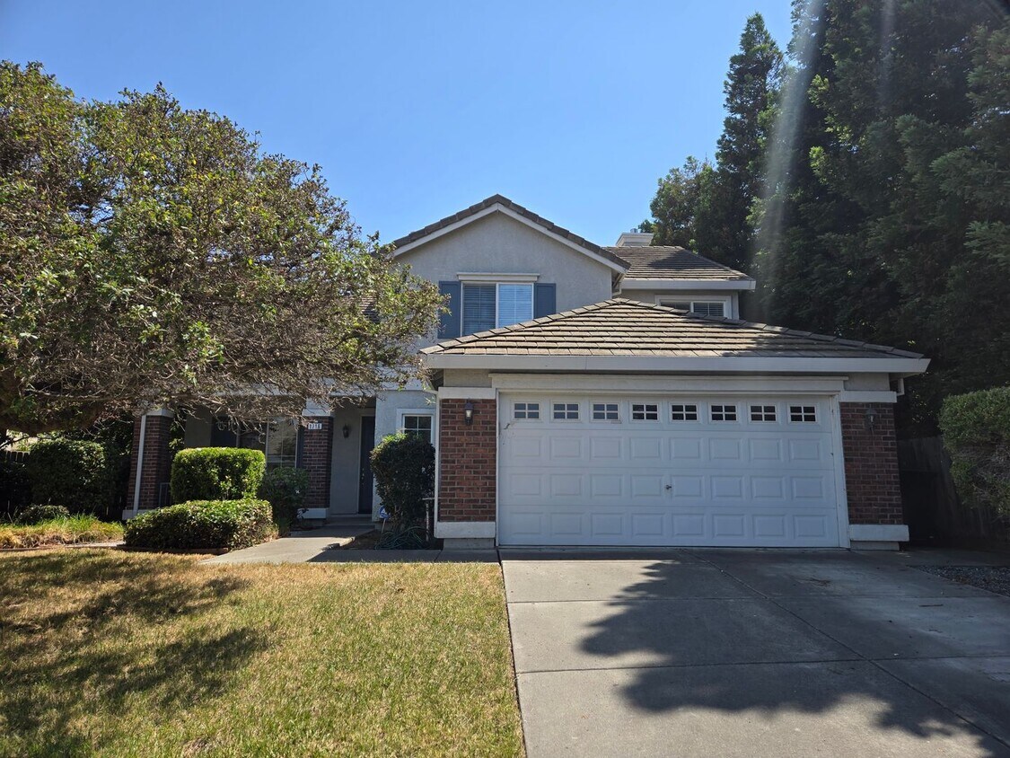 Foto principal - Spacious 4 bed, 3 bath, 2-story House at E...