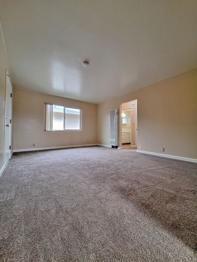 Building Photo - Second Floor 1bd Apartment With NEW Paint & Floors Throughout!