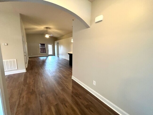 Foto del edificio - BEAUTIFUL FOUR BEDROOM TWO BATH HOME IN MADISON WITH MOVE IN SPECIAL!