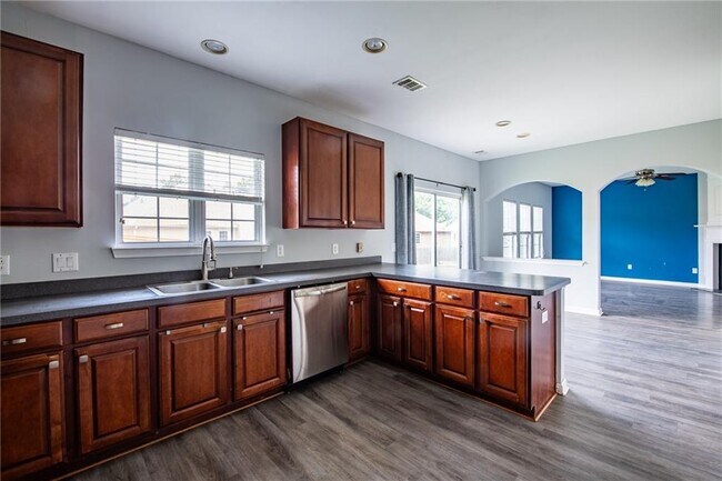 Building Photo - 7702 Parkside Dr