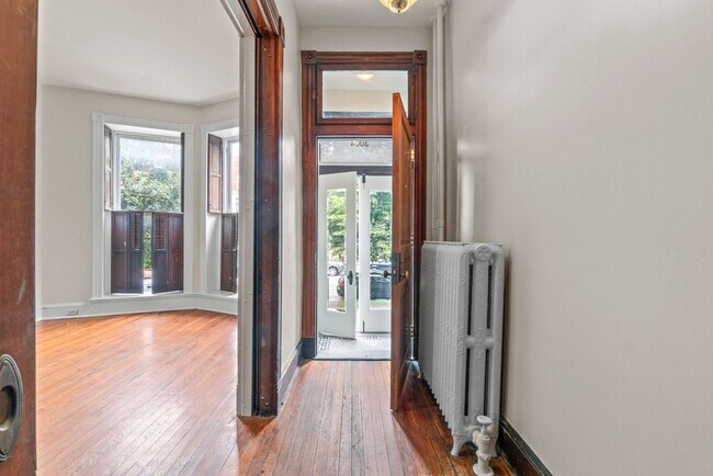 Building Photo - Spacious 6BR/2.5BA in CV AVAILABLE August 2025