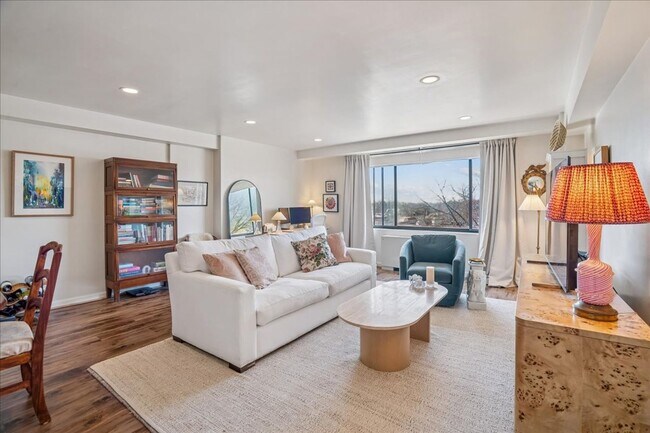 Foto del edificio - Large 1BR/1BA with Natural Light & Modern Finishes in Cleveland Park