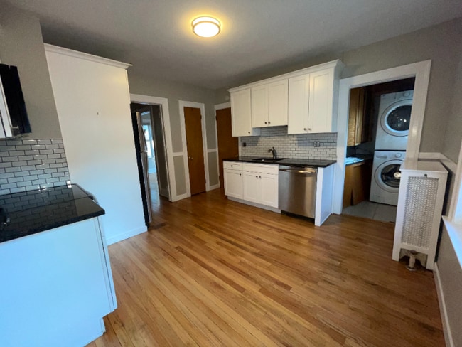 Foto del edificio - 221 Quaker Ln N