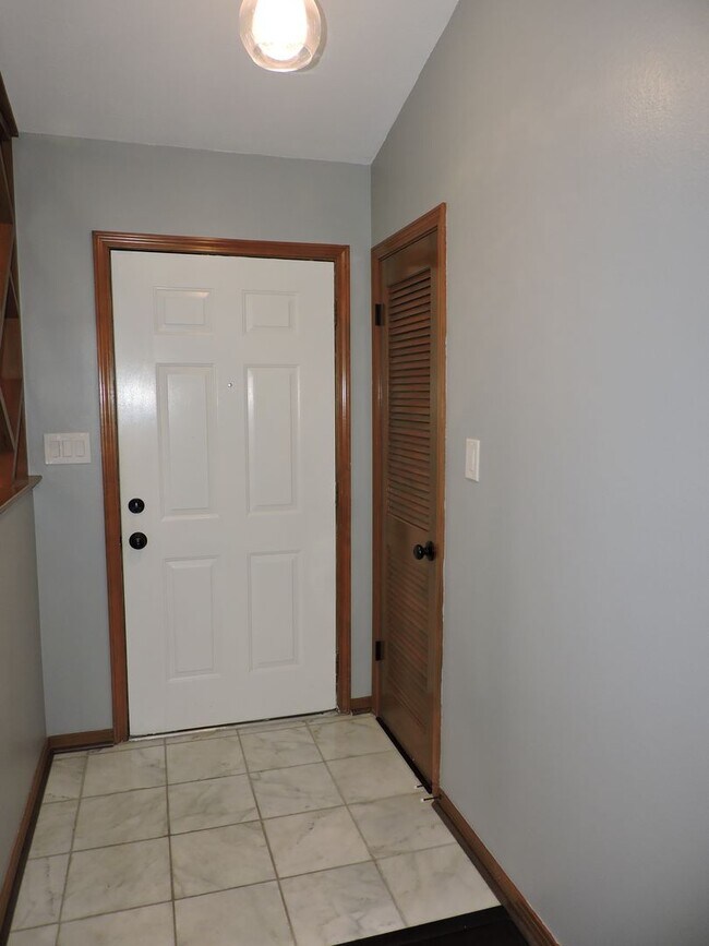 Building Photo - Convenient to schools, shopping & interstate!
