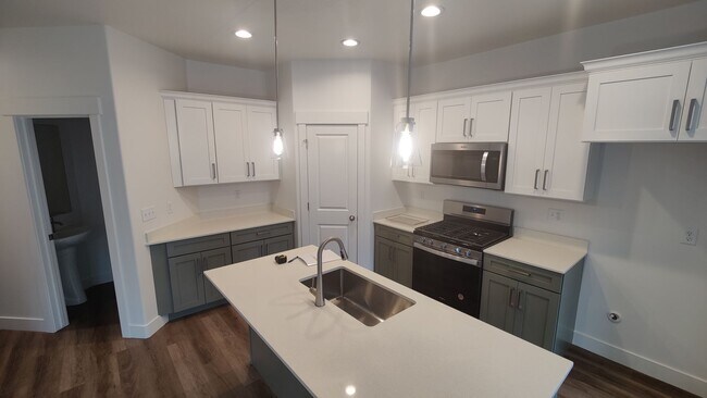 Foto del edificio - 4 Bed Town Home for Rent in Riverton