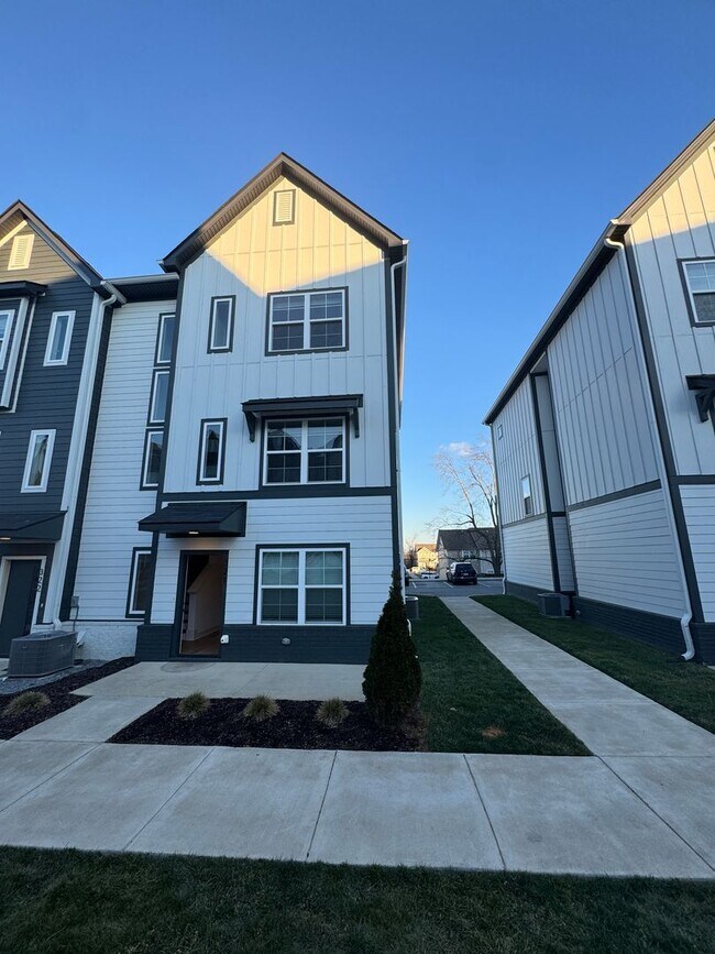 Foto del edificio - End unit overlooking courtyard, new townhome in gated community, pet friendly, 2 car garage