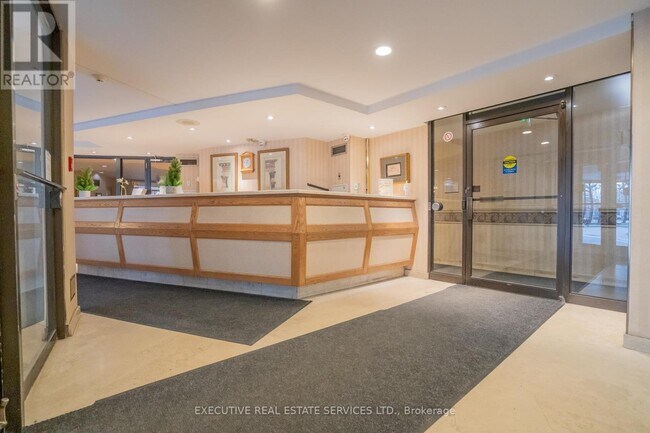 Photo du bâtiment - 3700-3700 Kaneff Crescent