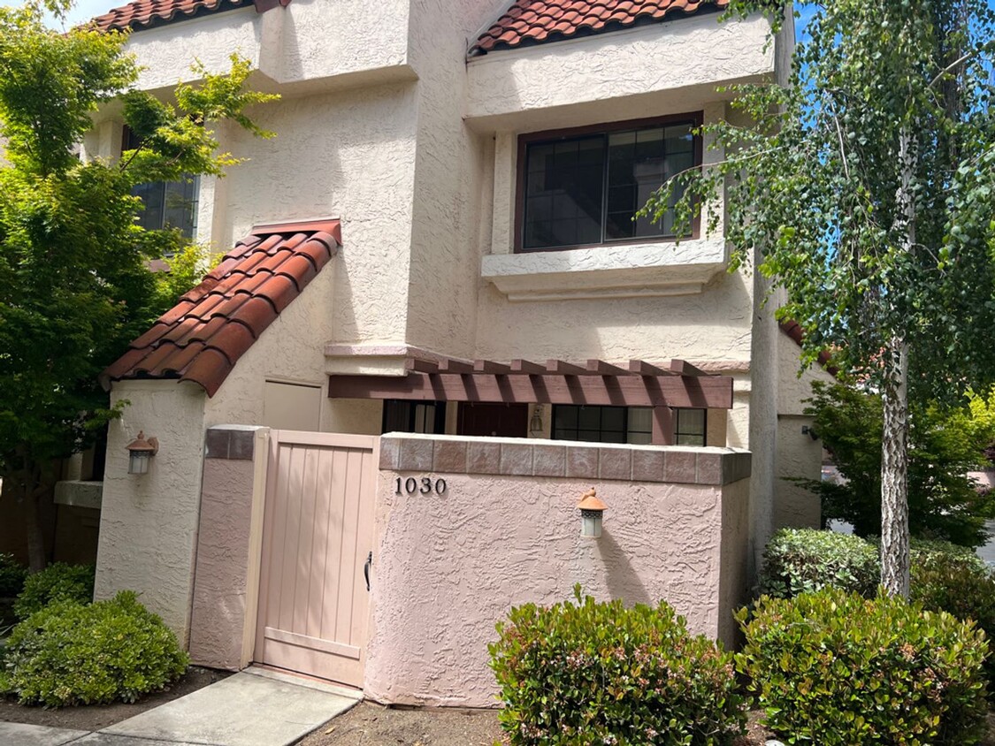 Foto principal - Spacious 2 bed 2.5 bath townhouse close to...