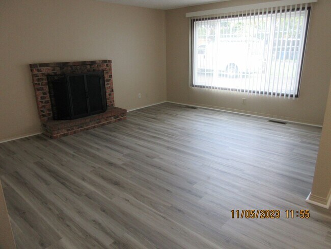 Foto del edificio - Updated and refurbished
