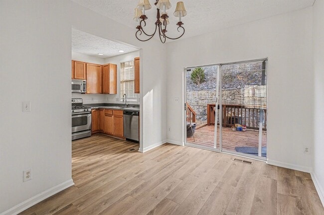 Building Photo - Wonderful 3 Bedroom 2.5 Bath Townhouse in West Park!