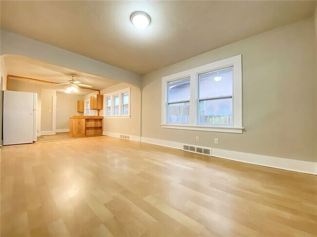 Foto del edificio - Charming 2-Bedroom Home with Hardwood Floors & Great Location Near Des Moines