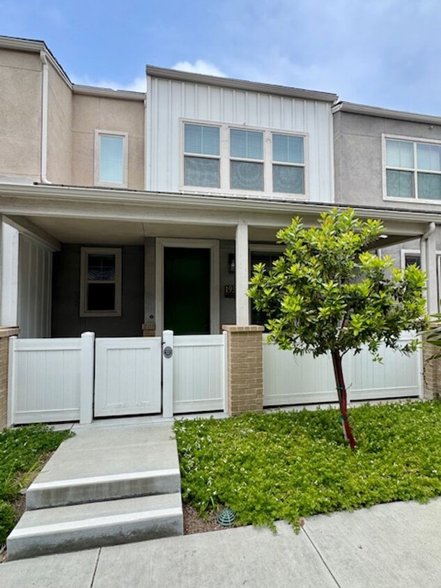 Primary Photo - Newer 3 bedroom townhome in Simi Valley