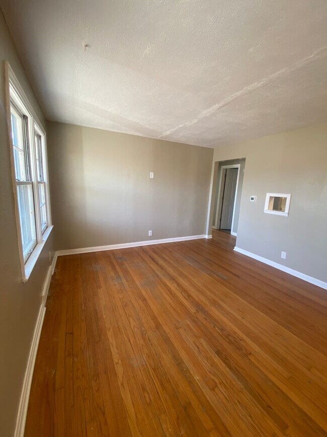 Building Photo - Acreage In SE Lincoln! 2/1 Available June ...