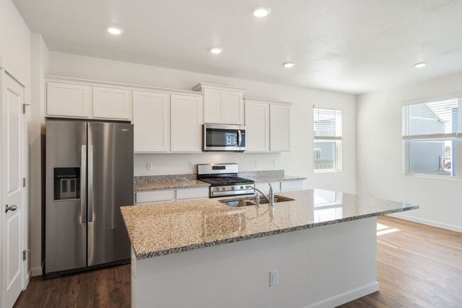 Building Photo - 815 Elias Tarn Dr
