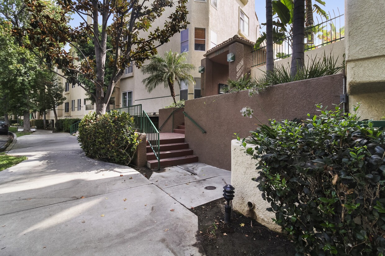 5420 Sylmar Ave, Los Angeles, CA 91401 Condo for Rent in Los Angeles