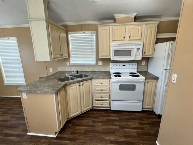 Building Photo - 3318 Chicago Bears St