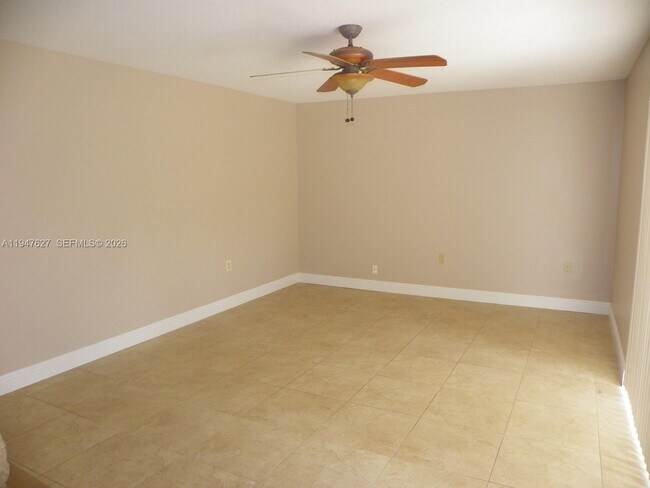 Foto del edificio - 4083 Forest Hill Dr