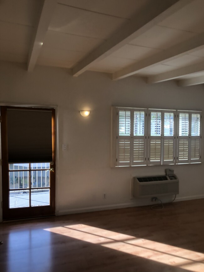 Building Photo - 1200 S Palm Canyon Dr