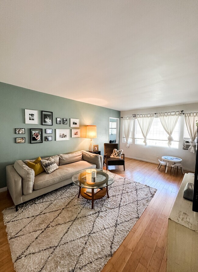 Living Room 1a - 2912 Bellevue Ave