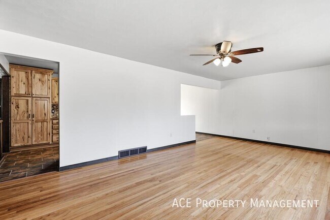 Building Photo - 209 Wedgewood Dr