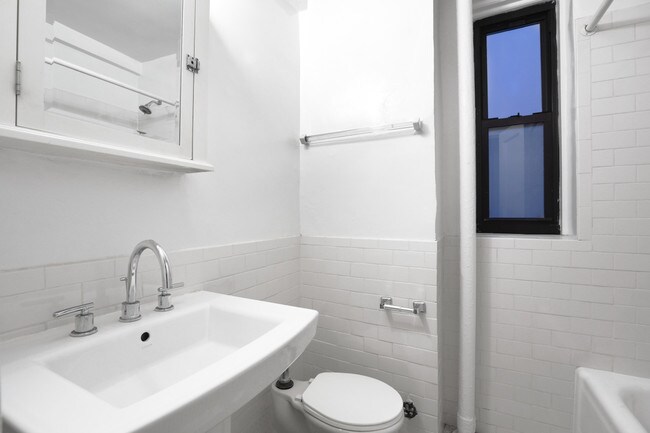 Building Photo - 433 West 21st Street