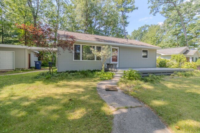 Building Photo - The Little Bungalow of Your Dreams Near East Bay! 2BR / 1BA Long-Term Rental