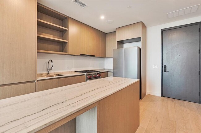 Building Photo - 610 Davis St