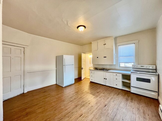 Building Photo - 323 Whiteriver Ave