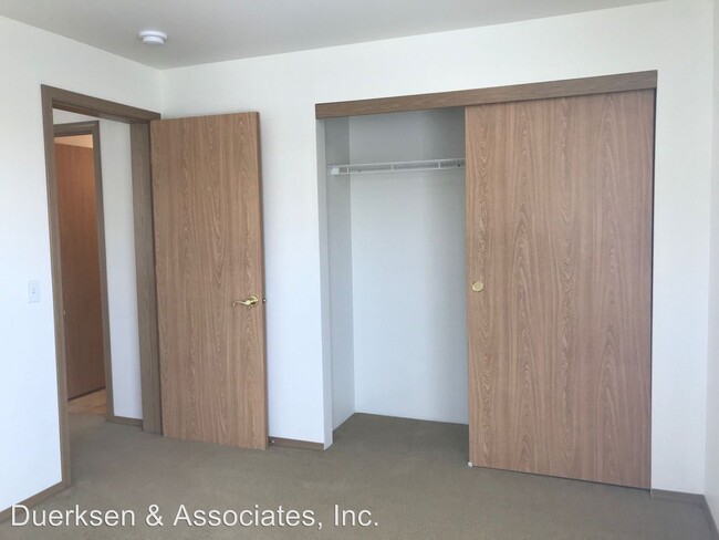 Foto del edificio - 2930-2960 NW Tyler Ave