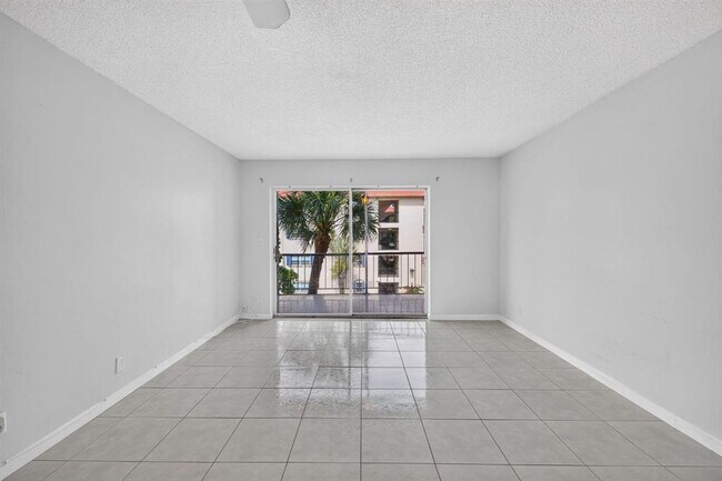 Building Photo - 660 Tennis Club Dr
