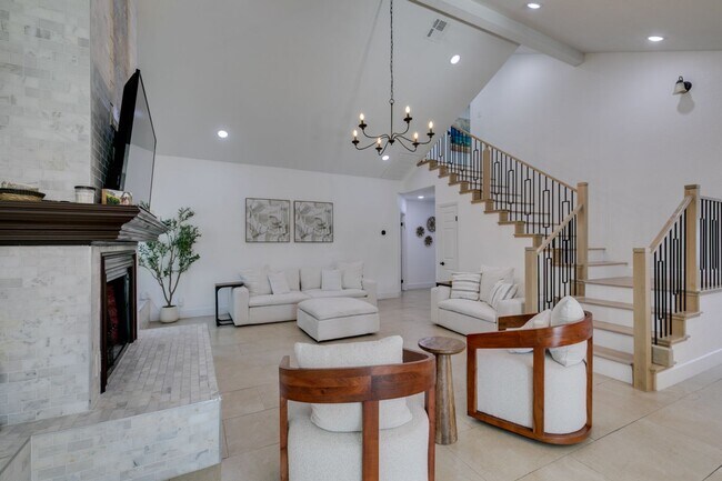 Foto del edificio - ZONE 8 FULLY FURNISHED, 4BD, 2 PRIMARY SUITES, OVER AN ACRE, HIGHLY UPGRADED