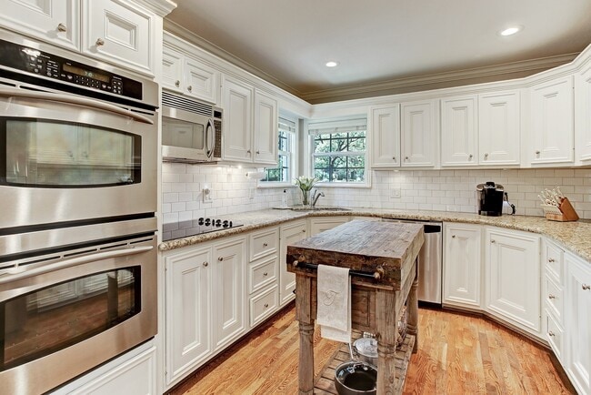 Building Photo - 751 W 43rd St