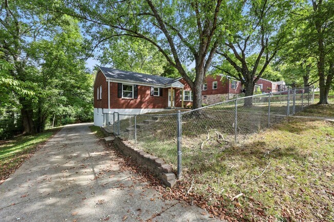 Foto del edificio - 3 Bedroom Pet Friendly Home For Rent Near Downtown Clarksville