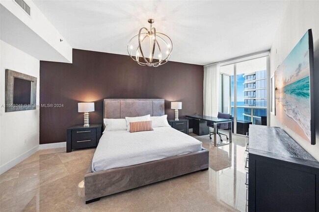 Foto del edificio - 15811 Collins Ave