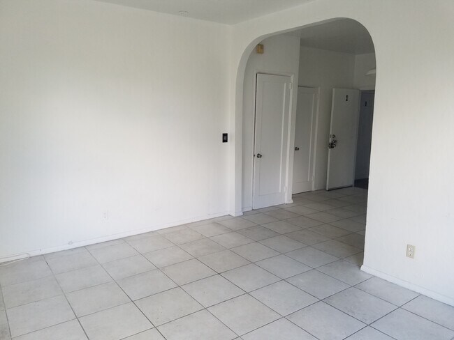 entrance - 1016 8th St