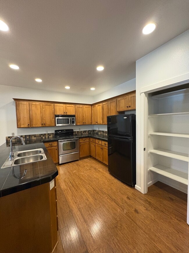 kitchen - 2066 NW Yohn Ranch Drive