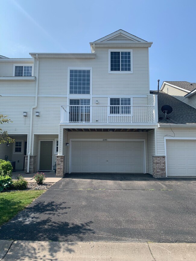 Foto del edificio - 6580 Olive Ln N