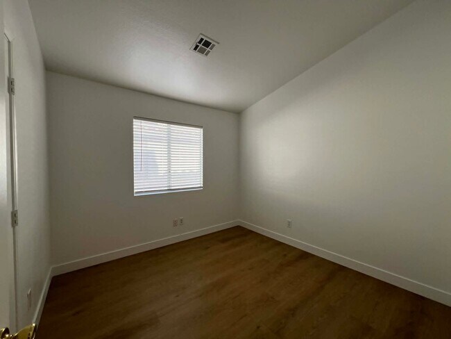 Building Photo - Single Story- Cute as a Button