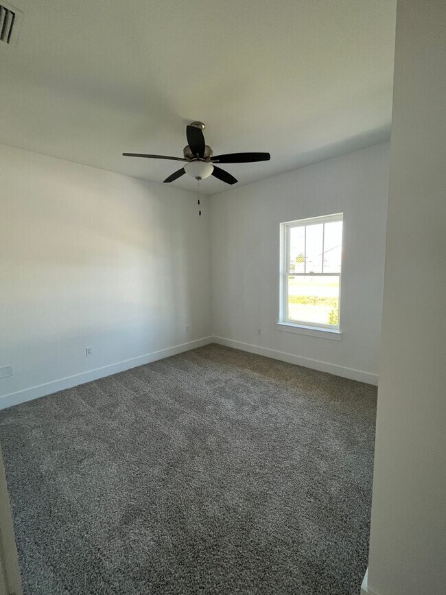 Foto del edificio - Beautiful NEW CONSTRUCTION 3-bedroom 2 bat...