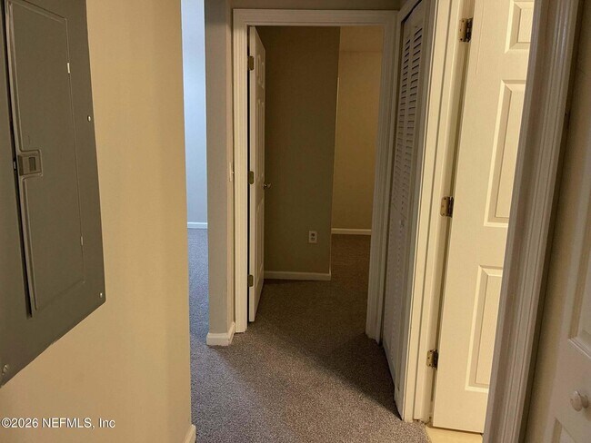 Foto del edificio - 7920 Merrill Rd