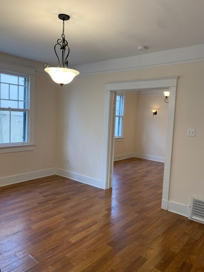 Building Photo - Charming 2 bedroom/ 1 bath with cute archi...
