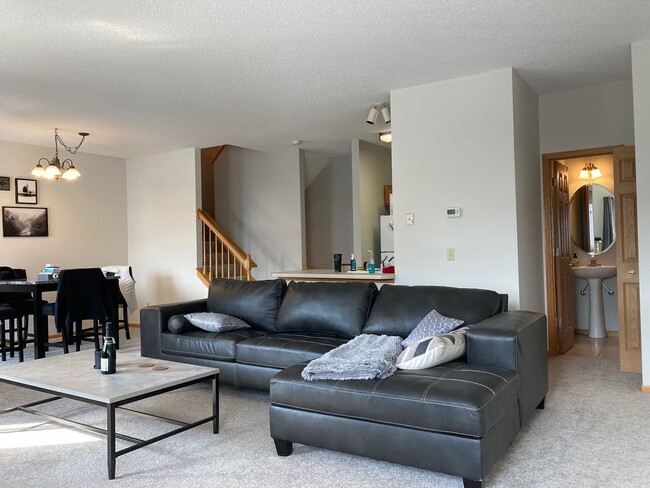 Building Photo - Stunning Woodbury Townhome -- NEW CARPET A...