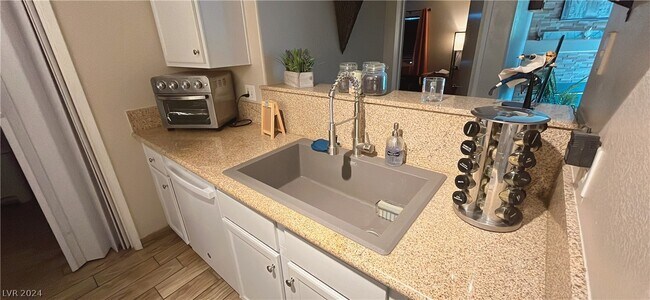 Foto del edificio - 950 Seven Hills Dr