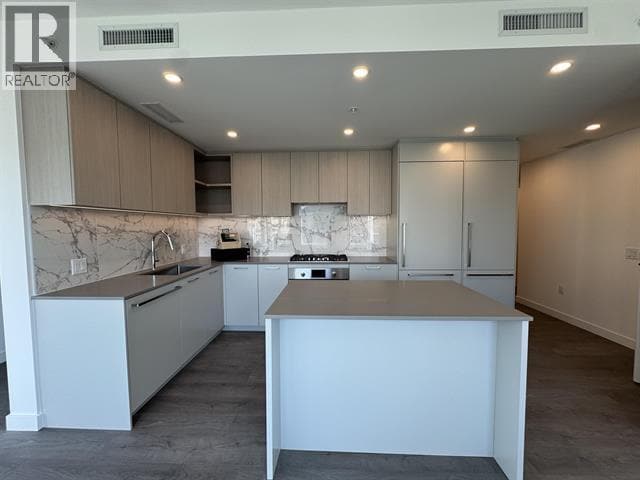 Building Photo - 6468 Willingdon Ave