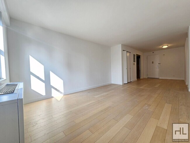 Foto del edificio - High-Floor One-Bedroom with 1.5 Baths and In-Unit Laundry Near the UN