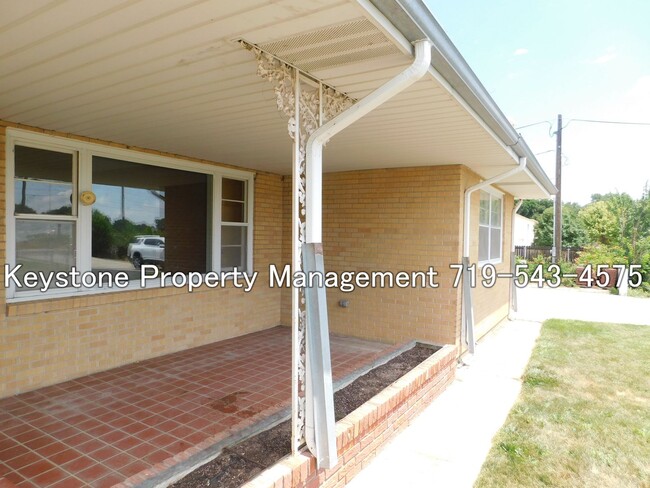 Building Photo - St. Charles Mesa! Spacious 4 Bedroom/1.5 B...