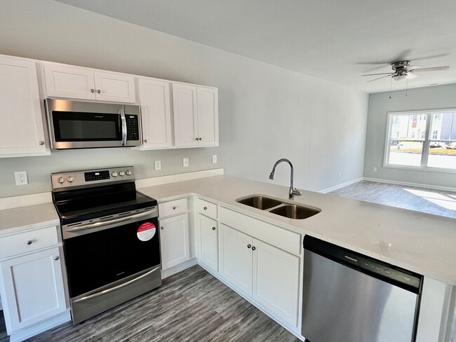 Building Photo - 1/2 OFF FIRST MONTHS RENT Townhome in Holl...