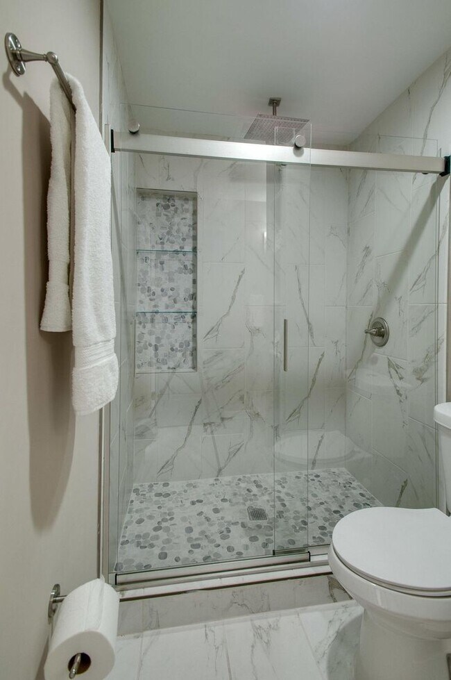 Foto del edificio - Newly renovated home in the heart of the Buchanan Street Arts District!